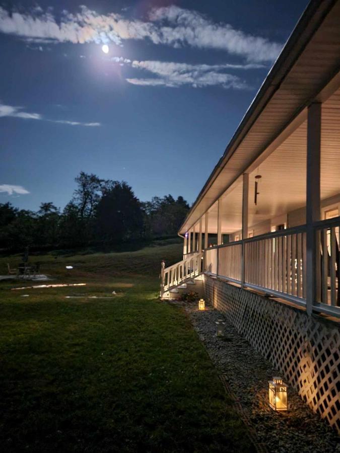 Moonlight Manor Bed & Breakfast Floyd Bagian luar foto