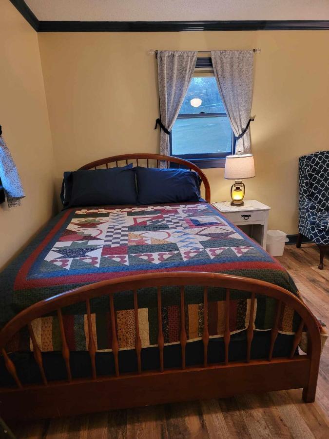 Moonlight Manor Bed & Breakfast Floyd Bagian luar foto