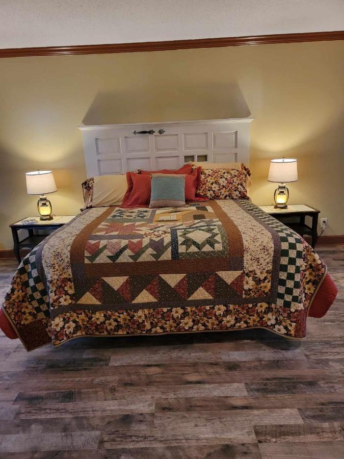 Moonlight Manor Bed & Breakfast Floyd Bagian luar foto