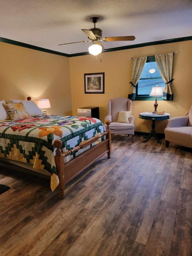Moonlight Manor Bed & Breakfast Floyd Bagian luar foto