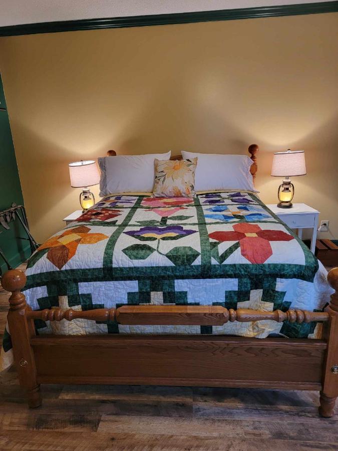 Moonlight Manor Bed & Breakfast Floyd Bagian luar foto