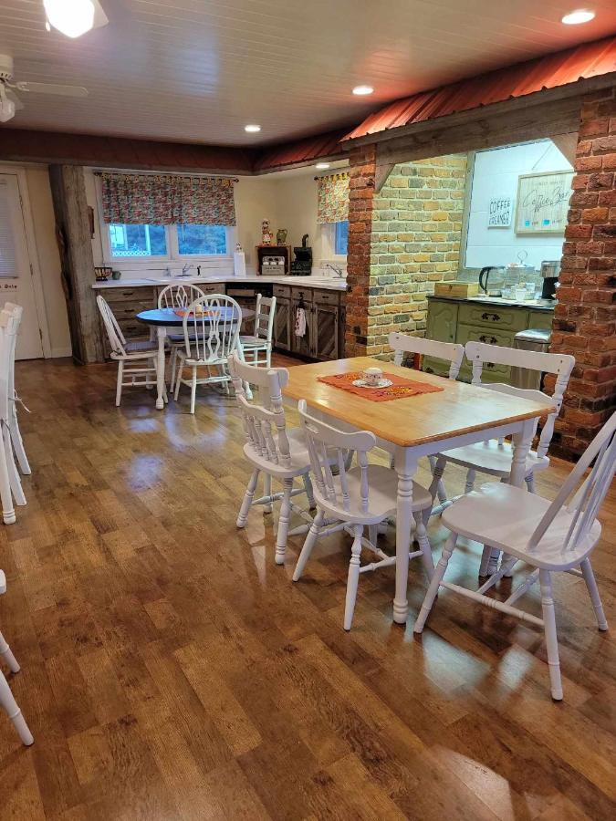 Moonlight Manor Bed & Breakfast Floyd Bagian luar foto